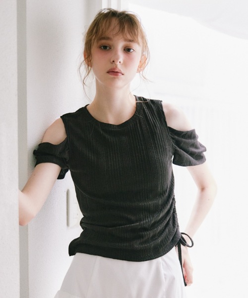 idem(イデム)の「open shoulder glitter tops / オープンショルダーグリッタートップス(Tシャツ/カットソー・レディース・アイボリー/ブラック・FREE)」の18枚目の写真