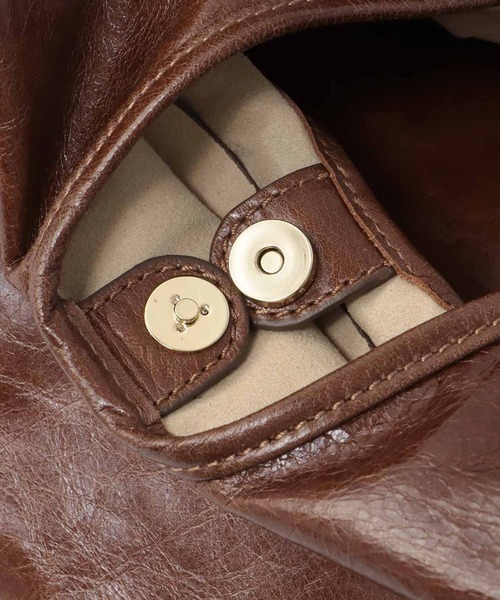 CHRISTIAN VILLA（クリスチャンヴィラ）の「CHRISTIAN VILLA / gloss leather top handle bag(グロスレザートップハンドルバッグ)（ショルダーバッグ・レディース・ブラウン・FREE）」の8枚目の写真