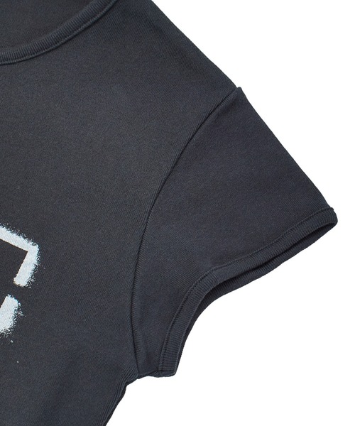 X-girl(エックスガール)の「STENCIL LOGO S/S BABY TEE(Tシャツ/カットソー・レディース・ホワイト/レッド/チャコール・S/M)」の11枚目の写真