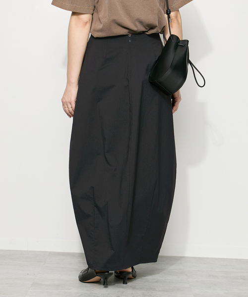 journal standard L'essage（ジャーナルスタンダードレサージュ）の「ナイロンコクーンスカート（スカート・レディース・ブラック・38/36）」の6枚目の写真