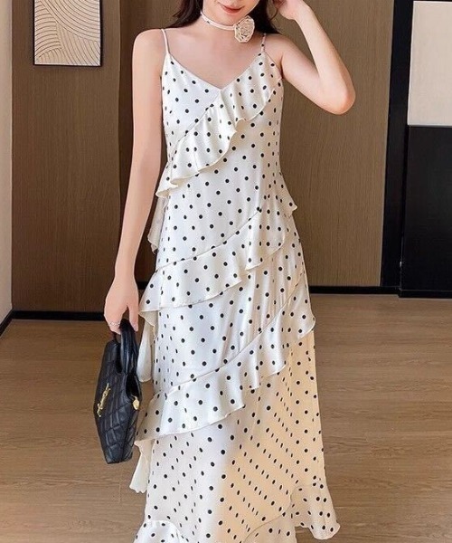 SHEPP（シープ）の「ドット柄フリルティアードマキシ丈ワンピース ロングワンピース（ワンピース・レディース・ホワイト・M/L）」の7枚目の写真