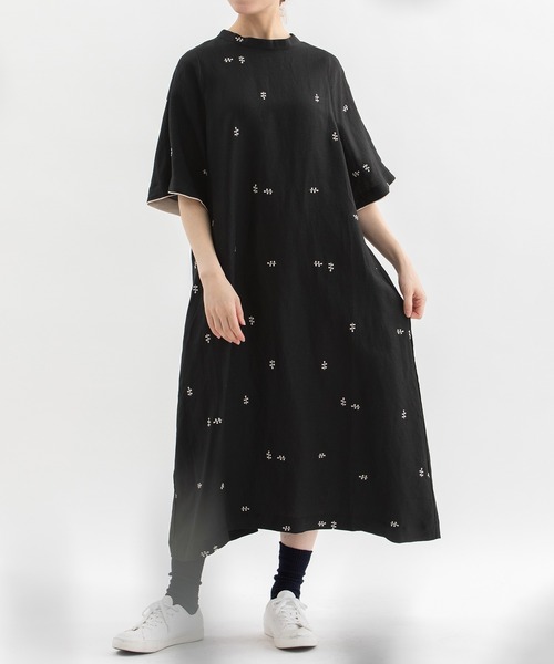 nop de nod(ノップドゥノッド)の「リネンレーヨン刺繍フレアースリーブワンピース(ワンピース・レディース・ネイビー/ライトブルー/ブラック・3)」の2枚目の写真