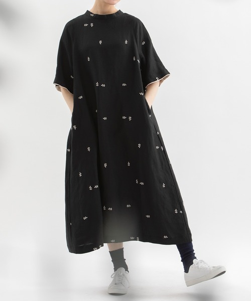 nop de nod(ノップドゥノッド)の「リネンレーヨン刺繍フレアースリーブワンピース(ワンピース・レディース・ネイビー/ライトブルー/ブラック・3)」の4枚目の写真