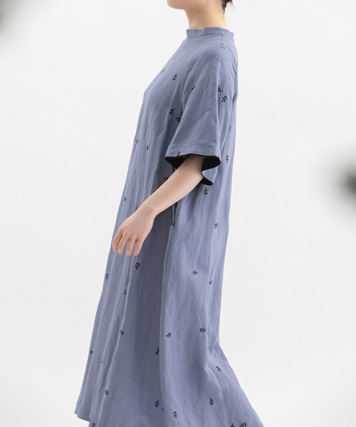nop de nod(ノップドゥノッド)の「リネンレーヨン刺繍フレアースリーブワンピース(ワンピース・レディース・ネイビー/ライトブルー/ブラック・3)」の22枚目の写真