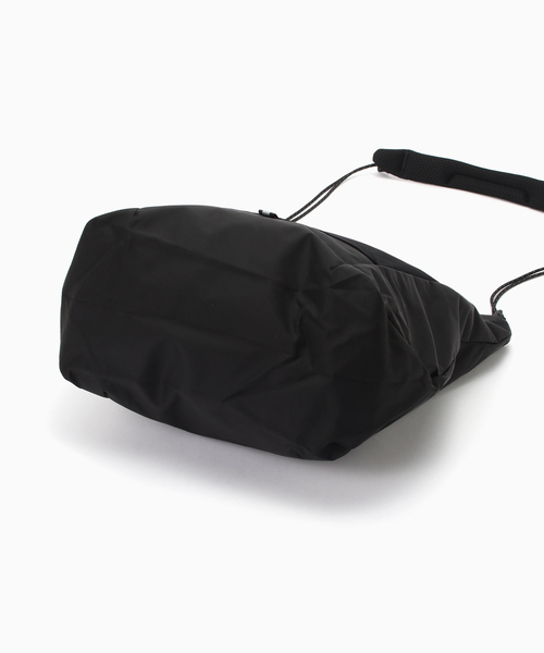 SALOMON(サロモン)の「SALOMON (サロモン) ACS PACKABLE TOTE BAG(クラッチバッグ・メンズ・ブラック・FREE)」の4枚目の写真