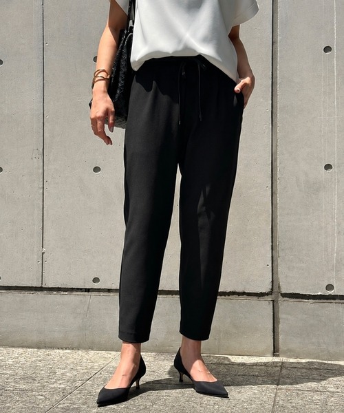 Emma Taylor(エマテイラー)の「【シルエットにこだわった大人ジョガー】ストレッチジョガーパンツ(その他パンツ・レディース・ライトベージュ/ブラック・38/36)」の1枚目の写真