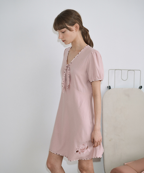 SINOON(シヌーン)の「Rose Garden Ribbon One-Piece (Rose)(ワンピース・レディース・ライトピンク・MEDIUM/SMALL)」の2枚目の写真