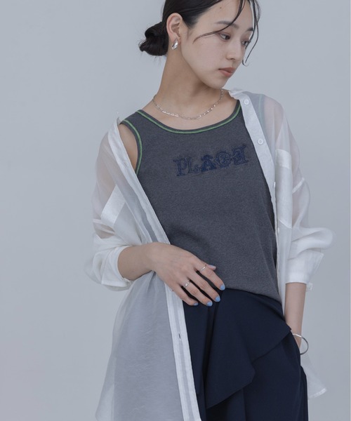 Eimee Law(エイミーロウ)の「PLACE刺繍 ヘンリーネックテレコタンク(タンクトップ・レディース・オフホワイト/ダークグレー/ライトベージュ/ブラック・FREE)」の4枚目の写真