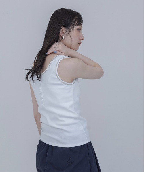 Eimee Law(エイミーロウ)の「PLACE刺繍 ヘンリーネックテレコタンク(タンクトップ・レディース・オフホワイト/ダークグレー/ライトベージュ/ブラック・FREE)」の10枚目の写真