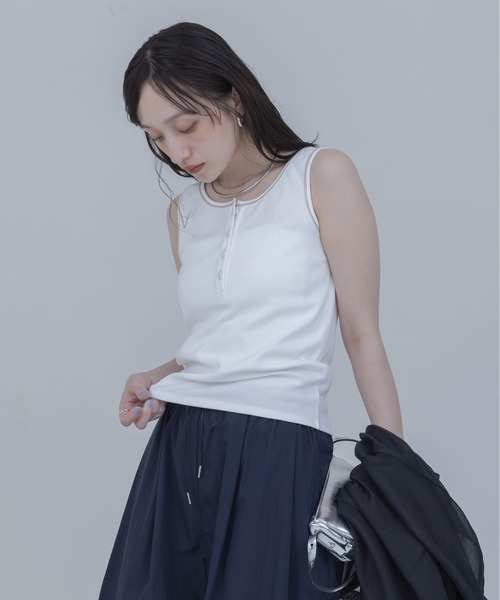 Eimee Law(エイミーロウ)の「PLACE刺繍 ヘンリーネックテレコタンク(タンクトップ・レディース・オフホワイト/ダークグレー/ライトベージュ/ブラック・FREE)」の17枚目の写真