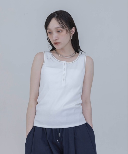 Eimee Law(エイミーロウ)の「PLACE刺繍 ヘンリーネックテレコタンク(タンクトップ・レディース・オフホワイト/ダークグレー/ライトベージュ/ブラック・FREE)」の21枚目の写真