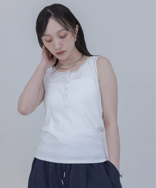 Eimee Law(エイミーロウ)の「PLACE刺繍 ヘンリーネックテレコタンク(タンクトップ・レディース・オフホワイト/ダークグレー/ライトベージュ/ブラック・FREE)」の22枚目の写真