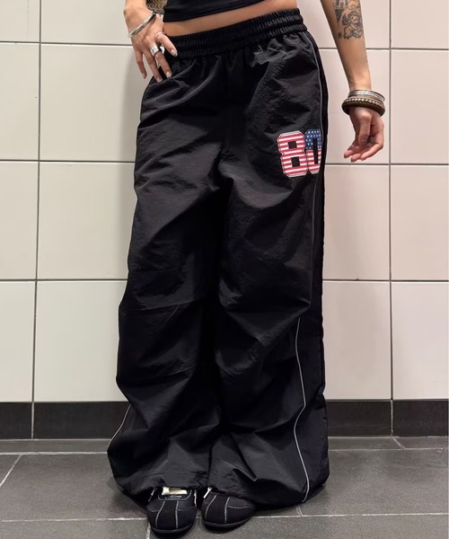 AsheKsha(アシクシャ)の「レトロナンバーワイドレッグカジュアルパンツ(その他パンツ・レディース・ブラック・M)」の1枚目の写真