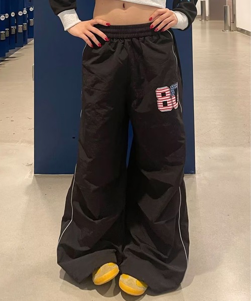 AsheKsha(アシクシャ)の「レトロナンバーワイドレッグカジュアルパンツ(その他パンツ・レディース・ブラック・M)」の2枚目の写真