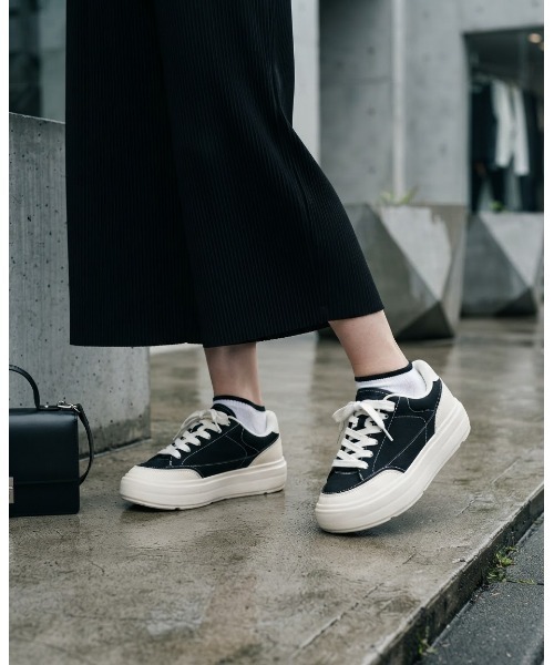 FILA(フィラ)の「FUNKY TENNIS 98/25 / ファンキーテニス98/25(スニーカー・レディース・ブラック×ホワイト・23.0cm/23.5cm/24.0cm/24.5cm/25.0cm/25.5cm/26.0cm/26.5cm/27.0cm/27.5cm/28.0cm)」の1枚目の写真