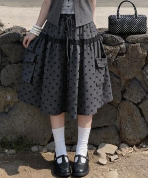 SHERU(シェル)の「【2タイプ展開】水玉・チェック柄 2 段ティアードミディスカート サイドポケット付き紐調整ウエスト ナチュラルガーリーボトムス(スカート・レディース・ブルー/ブラック・M)」の17枚目の写真
