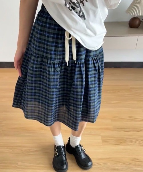 SHERU(シェル)の「【2タイプ展開】水玉・チェック柄 2 段ティアードミディスカート サイドポケット付き紐調整ウエスト ナチュラルガーリーボトムス(スカート・レディース・ブルー/ブラック・M)」の6枚目の写真