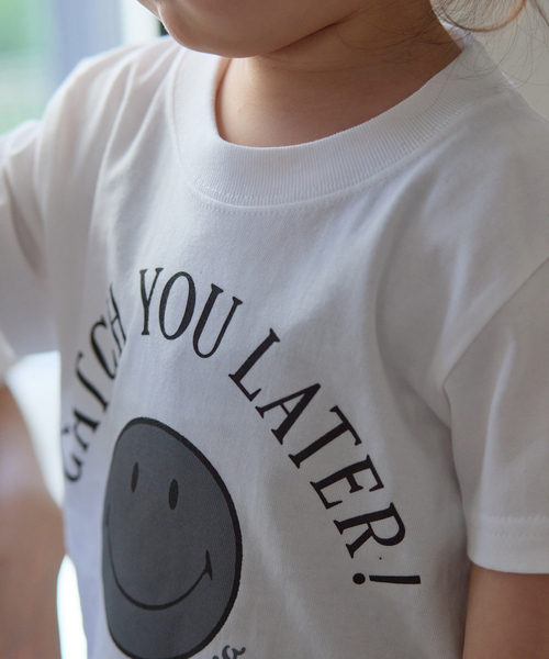 IENA ENFANT(イエナアンファン)の「【LA HUTTE/ラユット】smiley Tシャツ(100-130cm)(Tシャツ/カットソー・キッズ・ホワイト/スカイブルー/ブラック/ピンク・LARGE/MEDIUM/SMALL)」の2枚目の写真