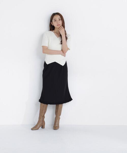 NATURAL BEAUTY BASIC(ナチュラルビューティーベーシック)の「サテンミディスカート(スカート・レディース・ブラック/ホワイト系その他・MEDIUM/SMALL)」の4枚目の写真