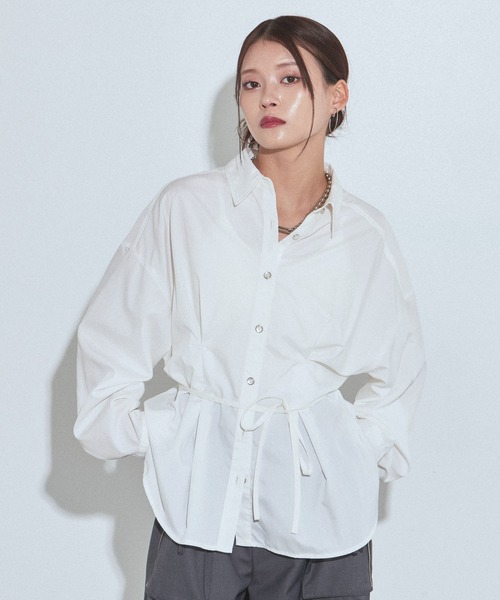 PAGEBOY(ページボーイ)の「ウエストタックベルトシャツ(シャツ/ブラウス・レディース・ブラック/オフホワイト/ブルー・FREE)」の2枚目の写真