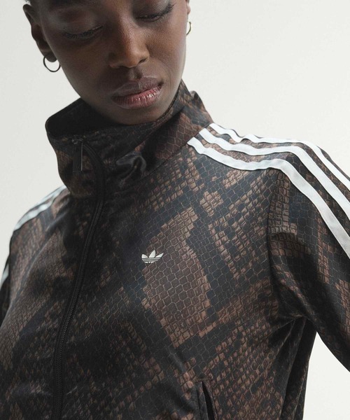 adidas（アディダス）の「サテン スネーク プリント ファイヤーバード トラックジャケット / ジャージ / トラックジャケット / アディダスオリジナルス adidas Originals（ジャージ・レディース・ブラウン・3XL/LARGE/XX-LARGE/MEDIUM/SMALL/X-LARGE）」の2枚目の写真