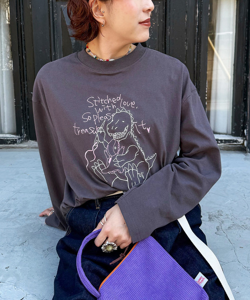 DOUBLE NAME(ダブルネーム)の「ぬいを縫いたい恐竜刺しゅうロンTEE(Tシャツ/カットソー・レディース・オフホワイト/レッド/ブラック系・FREE)」の2枚目の写真