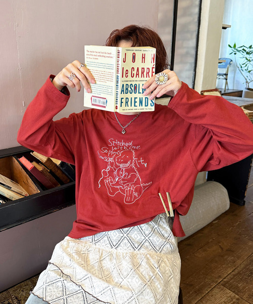 DOUBLE NAME(ダブルネーム)の「ぬいを縫いたい恐竜刺しゅうロンTEE(Tシャツ/カットソー・レディース・オフホワイト/レッド/ブラック系・FREE)」の3枚目の写真