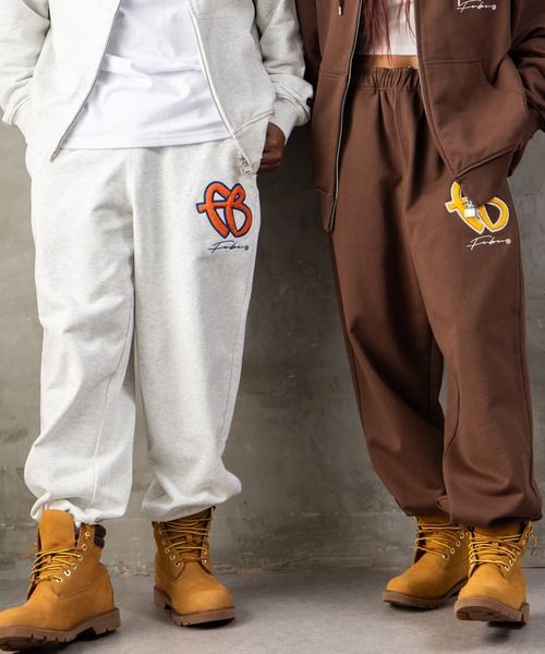 FUBU( フブ)の「FUBU フブ M’S OG LOGO SWEAT PANTS/OGロゴスウェットパンツ(スウェットパンツ・メンズ・アッシュグレー・XXL/XL/L/M)」の3枚目の写真