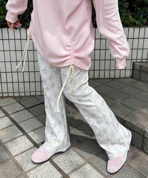 WC(ダブル シー)の「《ゆるカジュアル◎》アソートパターンフレアパンツ(その他パンツ・レディース・ドット/ホワイト/チャコールグレー・FREE)」の2枚目の写真