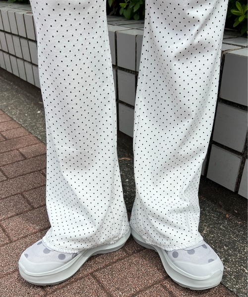 WC(ダブル シー)の「《ゆるカジュアル◎》アソートパターンフレアパンツ(その他パンツ・レディース・ドット/ホワイト/チャコールグレー・FREE)」の8枚目の写真