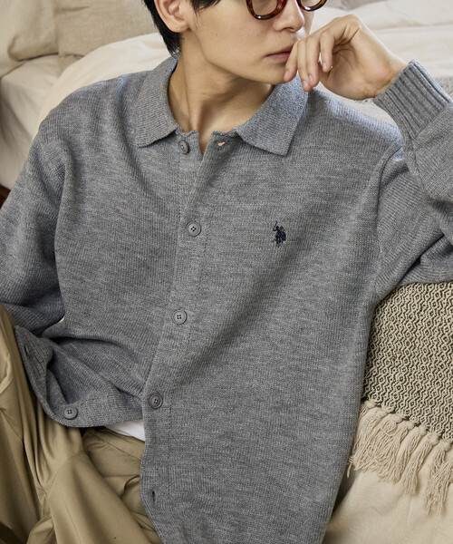U.S. POLO ASSN.（ユーエスポロアッスン）の「U.S. POLO ASSN. × PUBLUX/ユーエスポロアッスン 別注 ワンポイント刺繍 ポロニットカーディガン　限定展開（カーディガン/ボレロ・メンズ・チャコールグレー/ブラック/ネイビー/グレー・LARGE/MEDIUM/SMALL）」の3枚目の写真