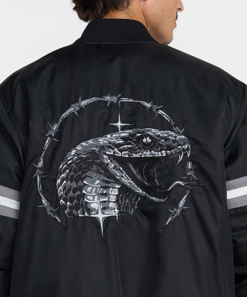 RVCA(ルーカ)の「RVCA メンズ TAPOUT SATIN JACKET ジャケット 【2026年秋冬モデル】/ルーカサテンスタジアムジャケット(スタジャン・メンズ・ブラック・X-LARGE/LARGE/MEDIUM/SMALL)」の2枚目の写真