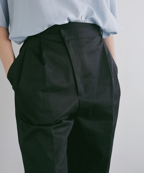 ETRE TOKYO（エトレトウキョウ）の「フロントデザインタックパンツ（その他パンツ・レディース・ブラック/カーキ・M/S）」の11枚目の写真