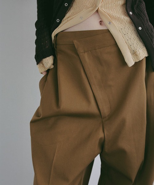ETRE TOKYO（エトレトウキョウ）の「フロントデザインタックパンツ（その他パンツ・レディース・ブラック/カーキ・M/S）」の4枚目の写真