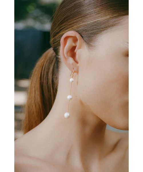 A.en（エイエン ）の「【CHAN LUU】TIERED FLOATING PEARL EARRINGS（ピアス（両耳用）・レディース・ゴールド系その他・ONE SIZE）」の2枚目の写真