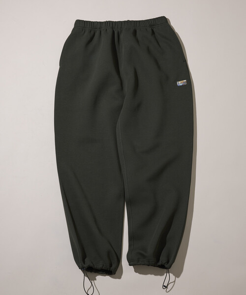 FREAK'S STORE(フリークスストア)の「ビッグシルエット ダンボール ワンポイントロゴ スピンドル スウェットパンツ(スウェットパンツ・メンズ・チャコールグレー/ライトグレー/ブラック/ブラウン/オリーブ・LARGE/SMALL/MEDIUM)」の5枚目の写真