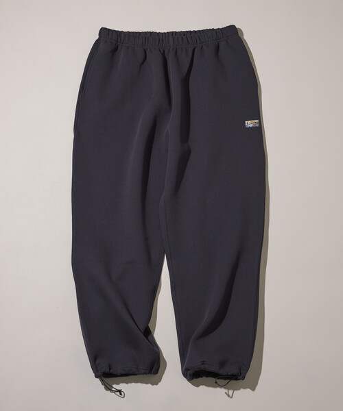 FREAK'S STORE(フリークスストア)の「ビッグシルエット ダンボール ワンポイントロゴ スピンドル スウェットパンツ(スウェットパンツ・メンズ・チャコールグレー/ライトグレー/ブラック/ブラウン/オリーブ・LARGE/SMALL/MEDIUM)」の1枚目の写真
