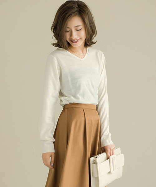 Re:EDIT（リエディ）の「[リエディ]洗えるVネックハイゲージニットトップス[リエディオリジナル]トップス/ニットトップス（ニット/セーター・レディース・グレー/チャコールグレー/ブラック/アイボリー/ネイビー/モカ/ベージュ/ピンクベージュ/ワイン/サックスブルー・LARGE/MEDIUM）」の2枚目の写真