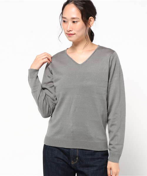Re:EDIT（リエディ）の「[リエディ]洗えるVネックハイゲージニットトップス[リエディオリジナル]トップス/ニットトップス（ニット/セーター・レディース・グレー/チャコールグレー/ブラック/アイボリー/ネイビー/モカ/ベージュ/ピンクベージュ/ワイン/サックスブルー・LARGE/MEDIUM）」の4枚目の写真