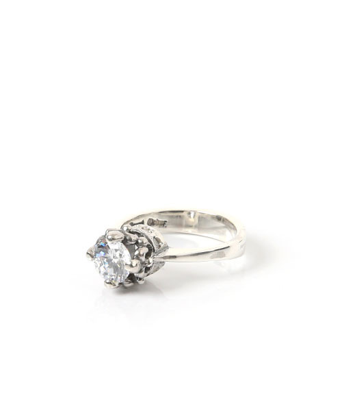 ROYAL ORDER(ロイヤルオーダー)の「ANTOINETTE RING w/ CZ & CZ BASE(リング・レディース・シルバー・14号 US-7/10号 US-5/13号 US-6h/15号 US-7h/17号 US-8h/16号 US-8/12号 US-6)」の4枚目の写真