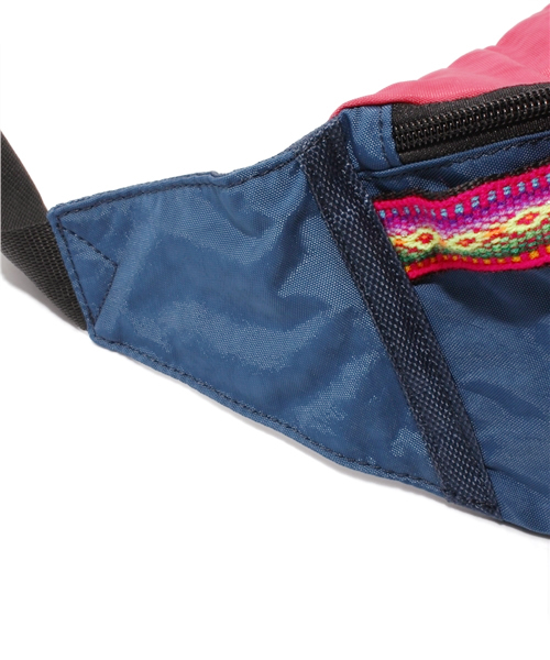 チチカカ(チチカカ)の「ペルーテープバイカラーボディーバッグ(ボディバッグ/ウエストポーチ・レディース・ブルー/オレンジ/ブラック・FREE)」の7枚目の写真