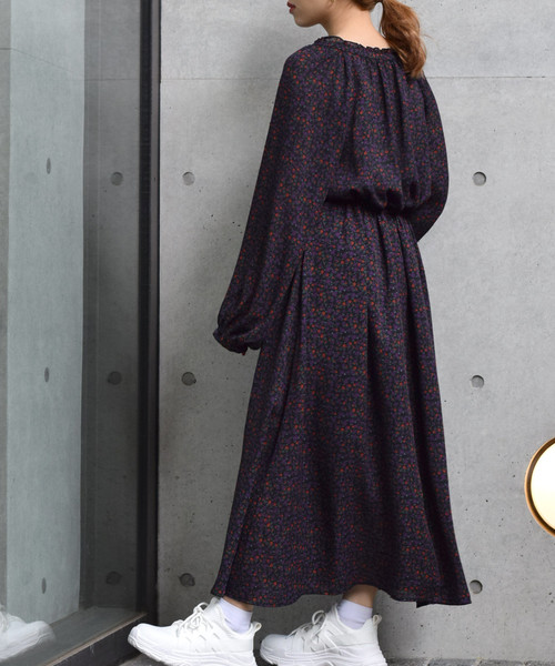 w closet(ダブルクローゼット)の「小花柄襟フリルロングワンピース_(ワンピース・レディース・ブラック/ブラウン/サックスブルー・FREE)」の20枚目の写真