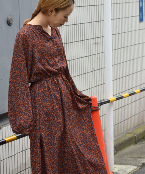 w closet(ダブルクローゼット)の「小花柄襟フリルロングワンピース_(ワンピース・レディース・ブラック/ブラウン/サックスブルー・FREE)」の6枚目の写真