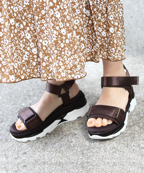 RANDA（ランダ）の「ストレスフリー/メタルパーツスポーティサンダル（サンダル・レディース・ブラック/ネイビー/ブラウン・LL/S/M/L）」の2枚目の写真