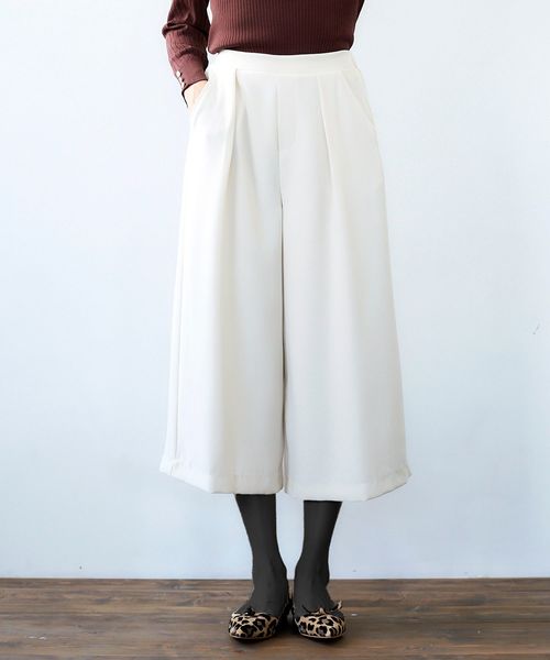Perle Peche(ペルルペッシュ)の「ウエストイージーワイドクロップドパンツ(パンツ)」|アイボリー