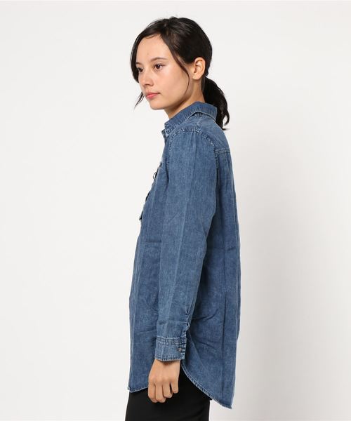 BELLUNA（ベルーナ）の「デニム素材ジッパーデザインチュニック（シャツ/ブラウス・レディース・ケミカルウォッシュ/インディゴブルー/サックスブルー・MEDIUM/LARGE/XX-LARGE/X-LARGE）」の4枚目の写真