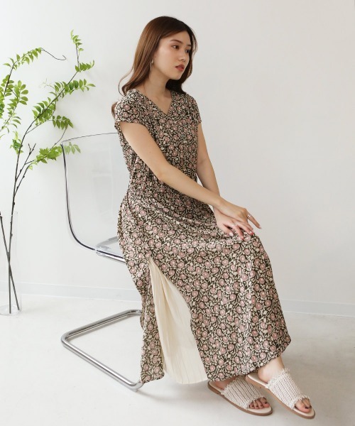 Bou Jeloud（ブージュルード）の「サイドプリーツ花柄ワンピース（ワンピース・レディース・ネイビー/グリーン・38）」の2枚目の写真