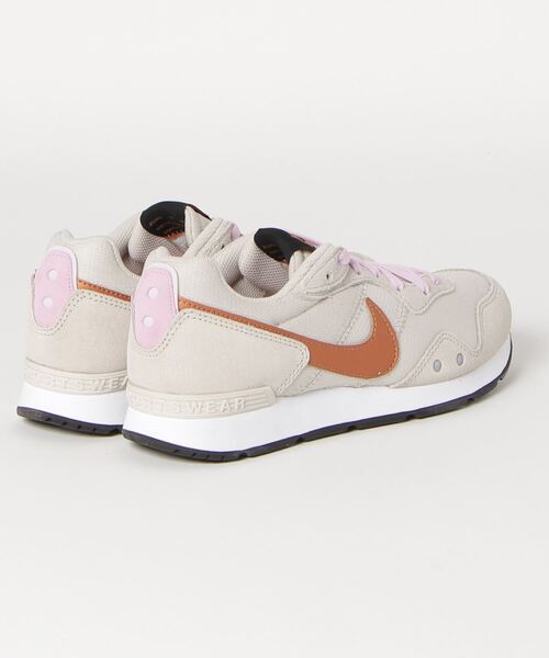 NIKE（ナイキ）の「NIKE/ナイキ WMS VENTURE RUNNER/ウィメンズ ベンチャーランナー（スニーカー・レディース・ベージュ・22.5cm/23cm/23.5cm/24cm/24.5cm/25cm）」の2枚目の写真