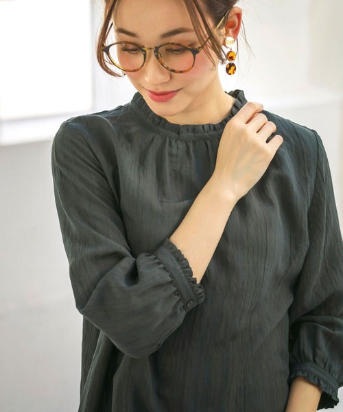 BELLUNA PLUS（ベルーナ）の「ドビーストライプフリルデザインブラウス（シャツ/ブラウス・レディース・チャコール/オフホワイト/ライトグリーン・MEDIUM/LARGE/X-LARGE）」の3枚目の写真