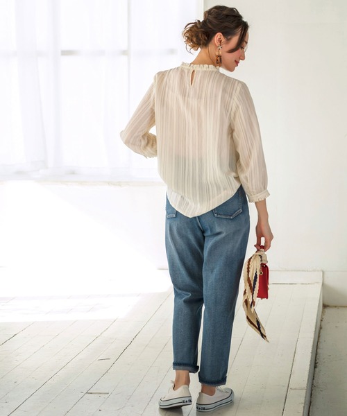 BELLUNA PLUS（ベルーナ）の「ドビーストライプフリルデザインブラウス（シャツ/ブラウス・レディース・チャコール/オフホワイト/ライトグリーン・MEDIUM/LARGE/X-LARGE）」の6枚目の写真